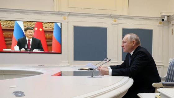 الرئيس الروسي فلاديمير بوتين يجري محادثات من موسكو عبر رابط فيديو مع نظيره الصيني شي جين بينغ يوم الجمعة. صورة حصلت عليها رويترز من وكالة سبوتنيك الروسية للأنباء.