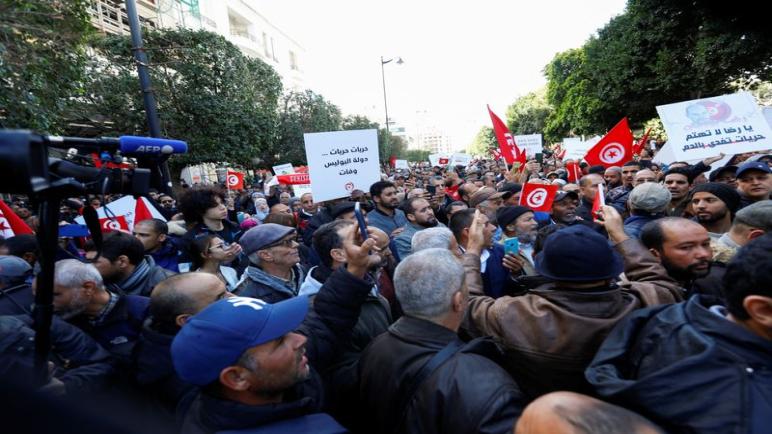 آلاف التونسيين يخرجون في مظاهرات في ذكرى الثورة