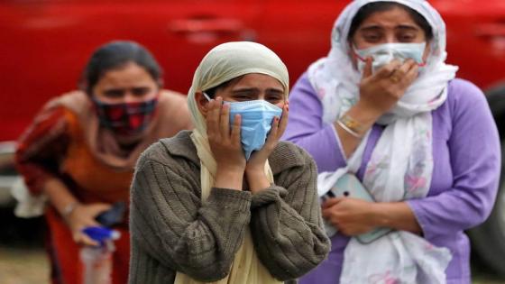 نساء يبكين عقب وفاة أحد أقاربهم بفيروس كورونا أثناء حرق جثمانه في محرقة للجثث في سريناجار بالهند يوم الثلاثاء. تصوير:رويترز.