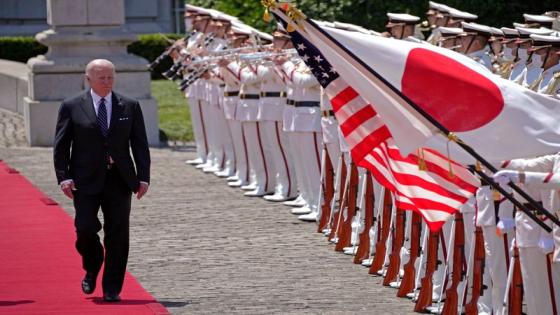 الرئيس الأمريكي جو بايدن يستعرض حرس الشرف في قصر أكاساكا في طوكيو يوم الاثنين. صورة لرويترز من ممثل لوكالات الأنباء.