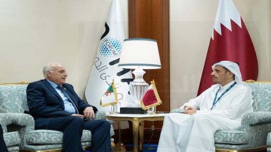 عطاف يستقبل من قبل وزير الخارجية القطري على هامش منتدى الدوحة