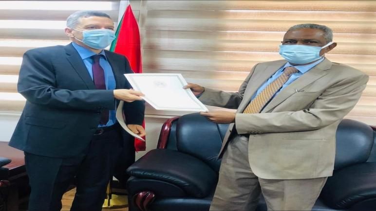 سفير الجزائر لدى السودان يقدم أوراق إعتماده
