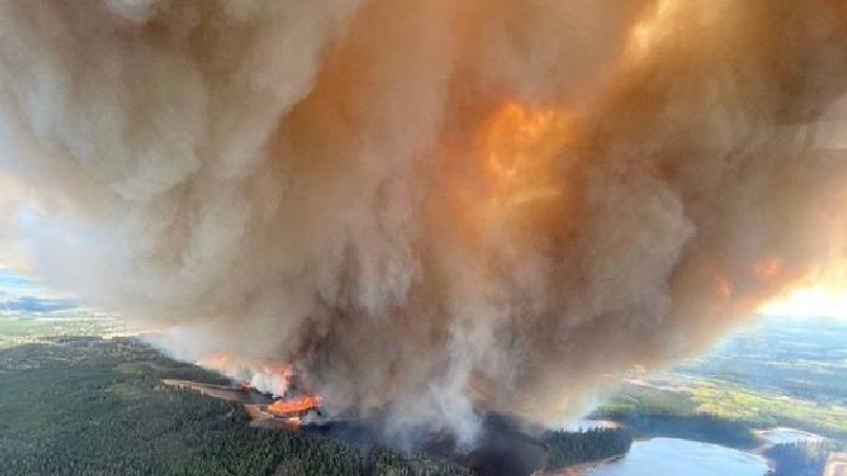 كندا: إعلان حالة الطوارئ وإجلاء 25 ألفا من سكان ألبرتا بسبب الحرائق