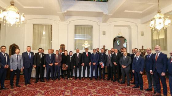 وزير الخارجية التركي يلتقي رجال الأعمال الأتراك بالجزائر.