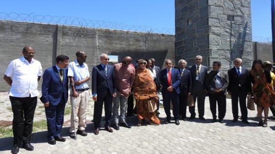 الرئيس الصحراوي إبراهيم غالي يزور معتقل الزعيم الراحل نيلسون مانديلا بجزيرة روبن آيلاند