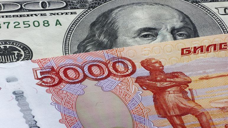 الروبل الروسي عند أعلى مستوى في نحو أسبوعين مقابل الدولار