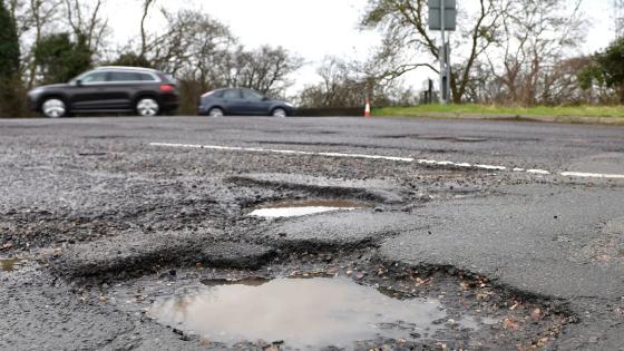 ارتفاع تكلفة إصلاح الطرق في بريطانيا بسبب نقص مادة مستوردة من روسيا