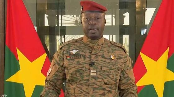 الرئيس الانتقالي لبوركينا فاسو يقيل وزير الدفاع ويتولى المنصب بنفسه