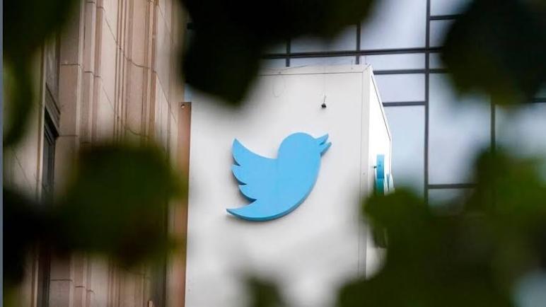 تويتر تسقط شعار “ممول من الحكومة” عن حسابات إعلامية