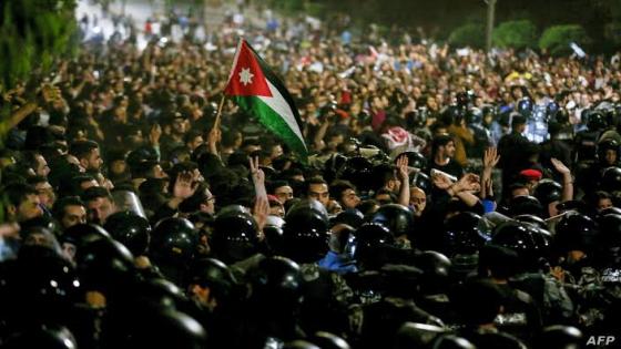 الحكومة الأردنية تؤكد أنها لا تستطيع خفض سعر المحروقات رغم الاحتجاجات