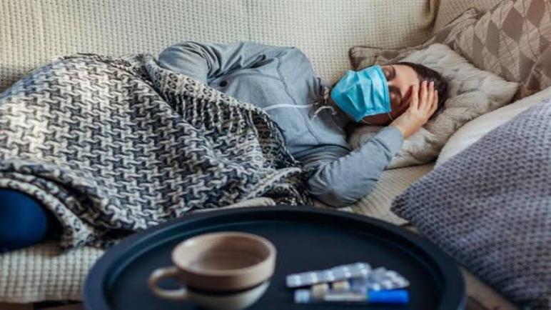 موجة جديدة من كوفيد تجتاح العالم … كيف تفرق بين أعراض كورونا والإنفلونزا ونزلات البرد؟