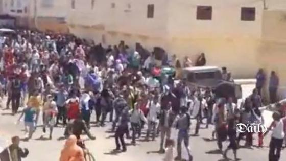 القوات المغربية تقمع المتظاهرين في مدينة العيون وحديث عن وقوع ضحايا