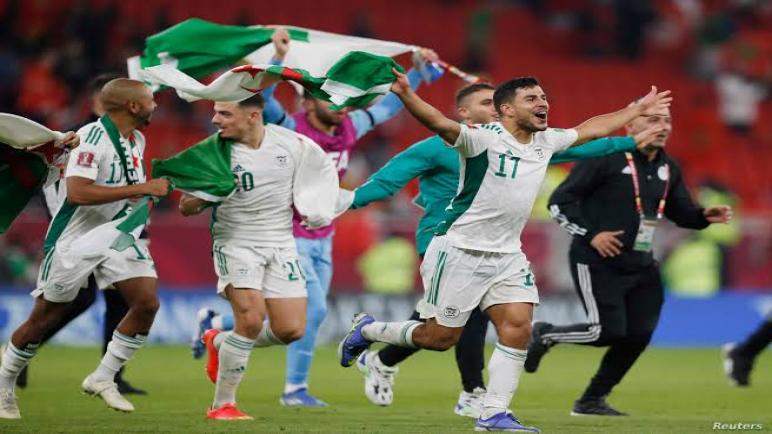 المنتخب الجزائري وياسين براهيمي يدخلان مسابقة أحسن فريق وأحسن لاعب عربي.