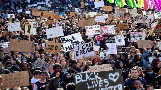 السويد: ألاف المتظاهرين دعما لما يحدث في أمريكا ضد العنصرية.