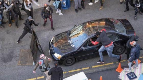 أمريكا : رجل يقتحم المظاهرات بسيارته ويطلق النار