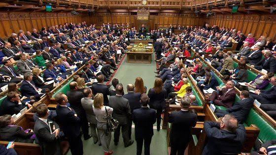 وسط جدل حاد و مظاهرات .. البرلمان البريطاني يصوت لصالح وقف إطلاق نار إنساني وفوري بغزة