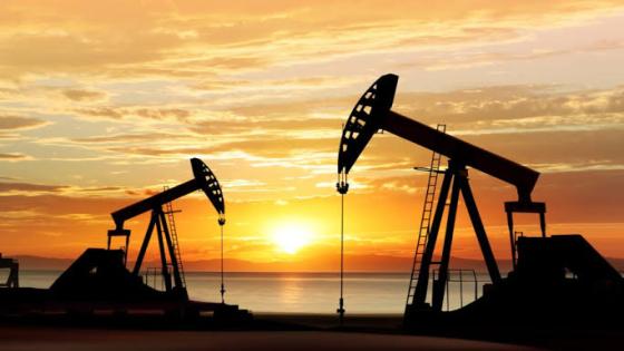 أسعار النفط تقفز إلى أعلى مستوى في 15 شهراً