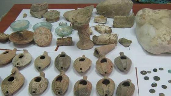 شرطة سكيكدة تسترجع 269 قطعة أثرية تاريخية قديمة وتُوقف شخصين