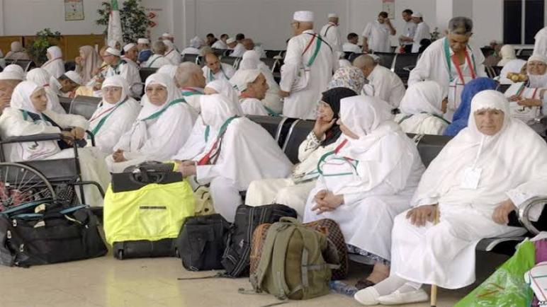 وزارة السياحة تنفي تعرض معتمرين جزائريين للطرد من فندق في مكة المكرمة