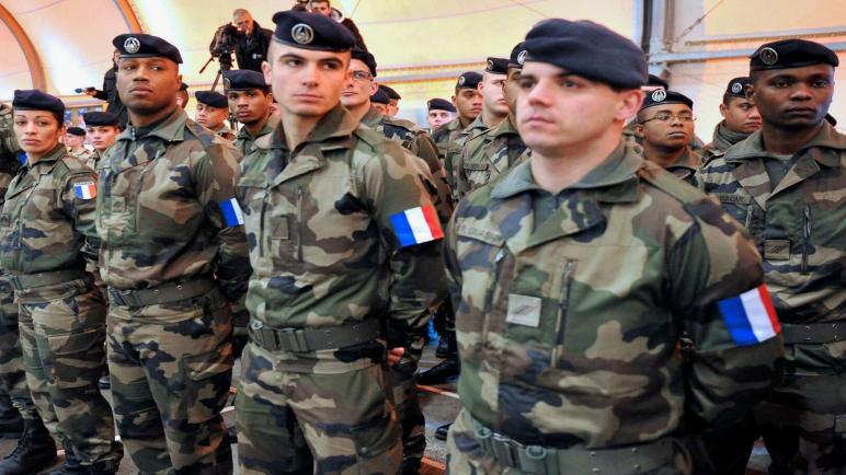“لوفيغارو”: أفراد الجيش الفرنسي يتضورون جوعا ويعانون الصقيع والبقّ في رومانيا