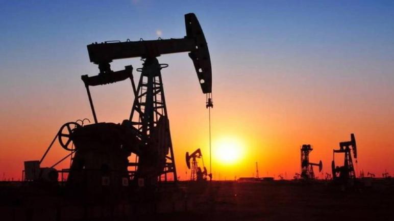 النفط يرتفع أكثر من ٤% عقب اتفاق لـ «أوبك+» على خفض قياسي للإنتاج