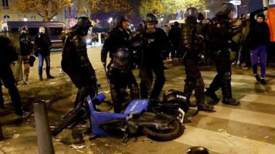 السلطات الفرنسية تعتقل أكثر من 70 مشجع بعد أعمال شغب في باريس