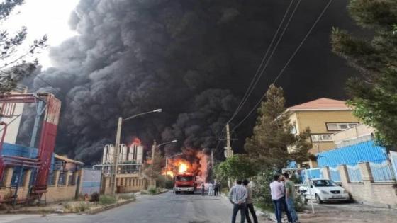 قتلى وجرحى جراء اندلاع حريق كبير بمنطقة صناعية في مدينة قم بجنوب طهران(فيديو)