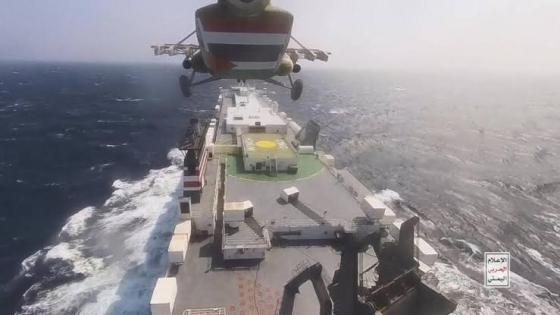بسبب هجمات ” الحوثي “… عملاقة الشحن البحري “ميرسك” توقف نشاطها في البحر الأحمر