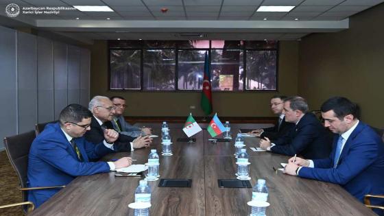 وزير الخارجية احمد عطاف يلتقي بنظيره الأذربيجاني جيهون بيراموف