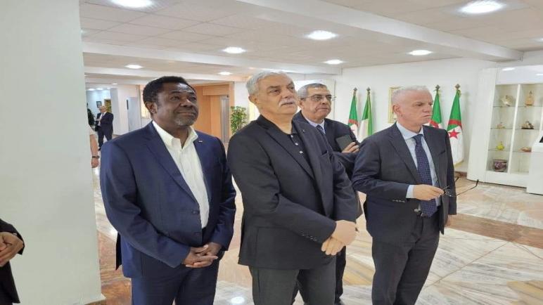 الأمين العام للكاف يقوم بزيارة عمل للجزائر تدوم يومين
