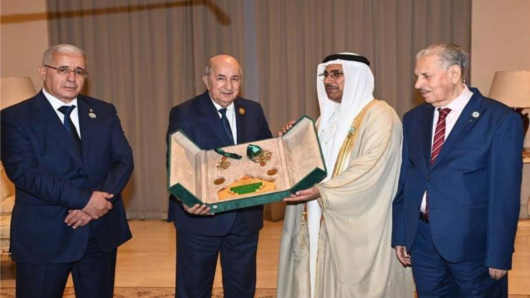 الرئيس تبون يتسلم وساماً رفيعا من رئيس البرلمان العربي العسومي