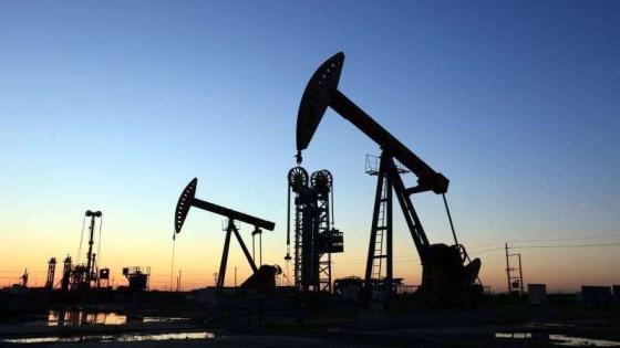 النفط يرتفع في ظل تقديرات استقرار حجم الإنتاج الأمريكي