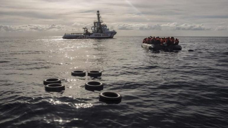غرق قارب يقل 16 مهاجرا قبالة السواحل التونسية