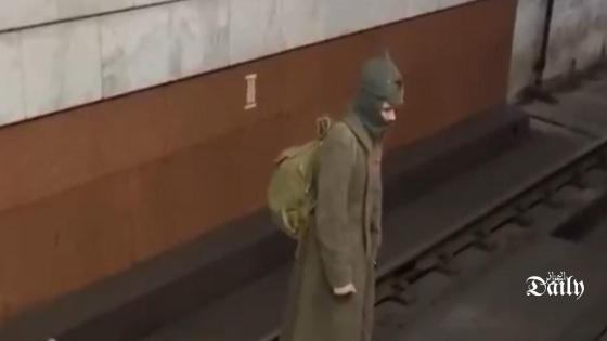 روسيا: اعتقال رجل بزي الجيش الأحمر في مترو الأنفاق بموسكو