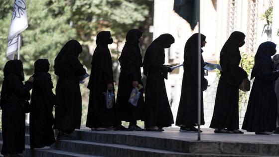 أفغانستان: حركة طالبان تبرّر استبعاد النساء من الجامعة بـ “عدم احترام قواعد اللباس”